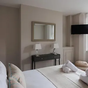 Chic Studio Central Sleeps 2. Apartment