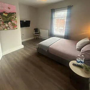 The Lucky Oak Apartment